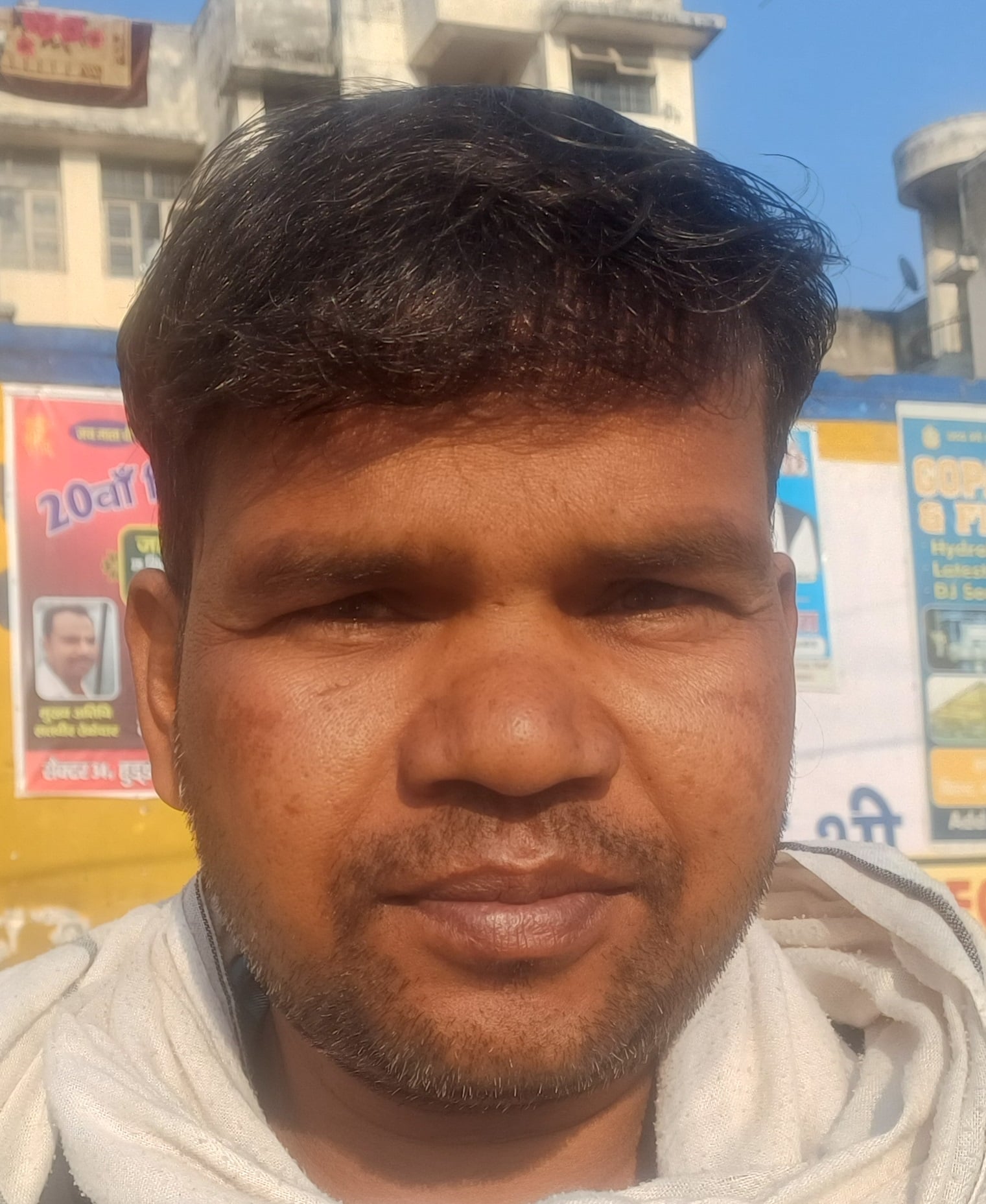 अंबाला छावनी के घसीटपुर स्थित वाटर ट्रीटमेंट प्लांट के सामने सड़क पर पड़ी मिट्टी। संवाद