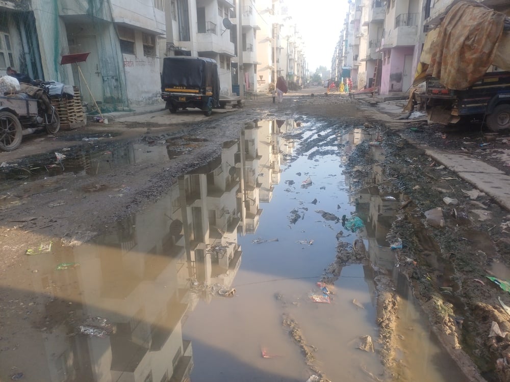 अंबाला छावनी के घसीटपुर स्थित वाटर ट्रीटमेंट प्लांट के सामने सड़क पर पड़ी मिट्टी। संवाद