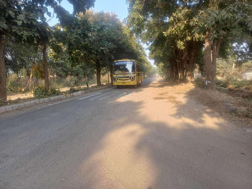 अंबाला छावनी के घसीटपुर स्थित वाटर ट्रीटमेंट प्लांट के सामने सड़क पर पड़ी मिट्टी। संवाद