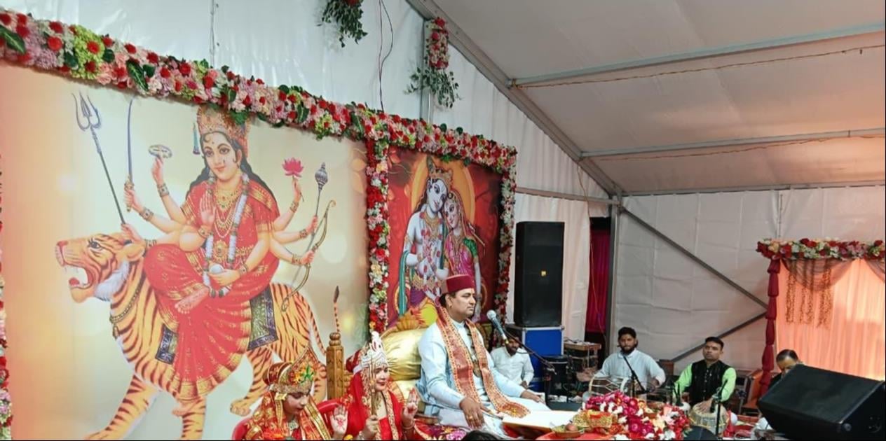 अंबाला छावनी में देवी भागवत महापुराण कथा के दौरान मौजूद श्रद्धालु। स्वयं