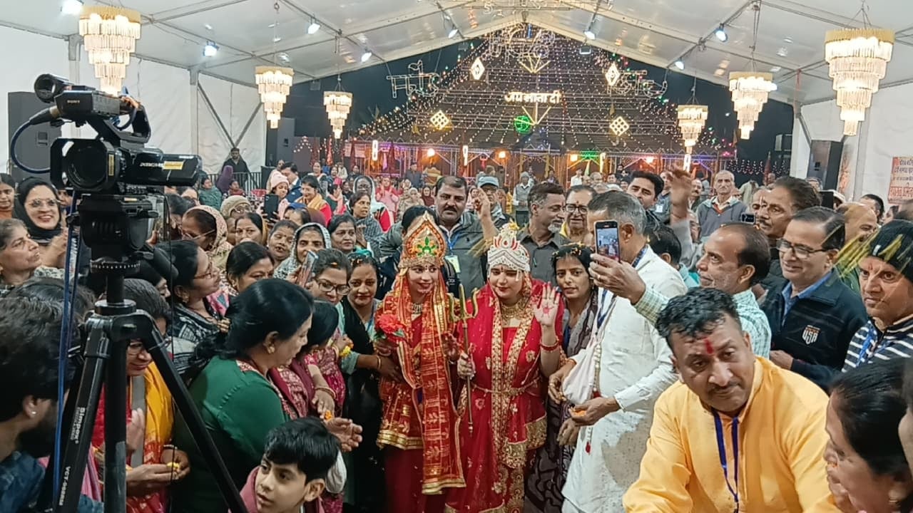 अंबाला छावनी में देवी भागवत महापुराण कथा के दौरान मौजूद श्रद्धालु। स्वयं