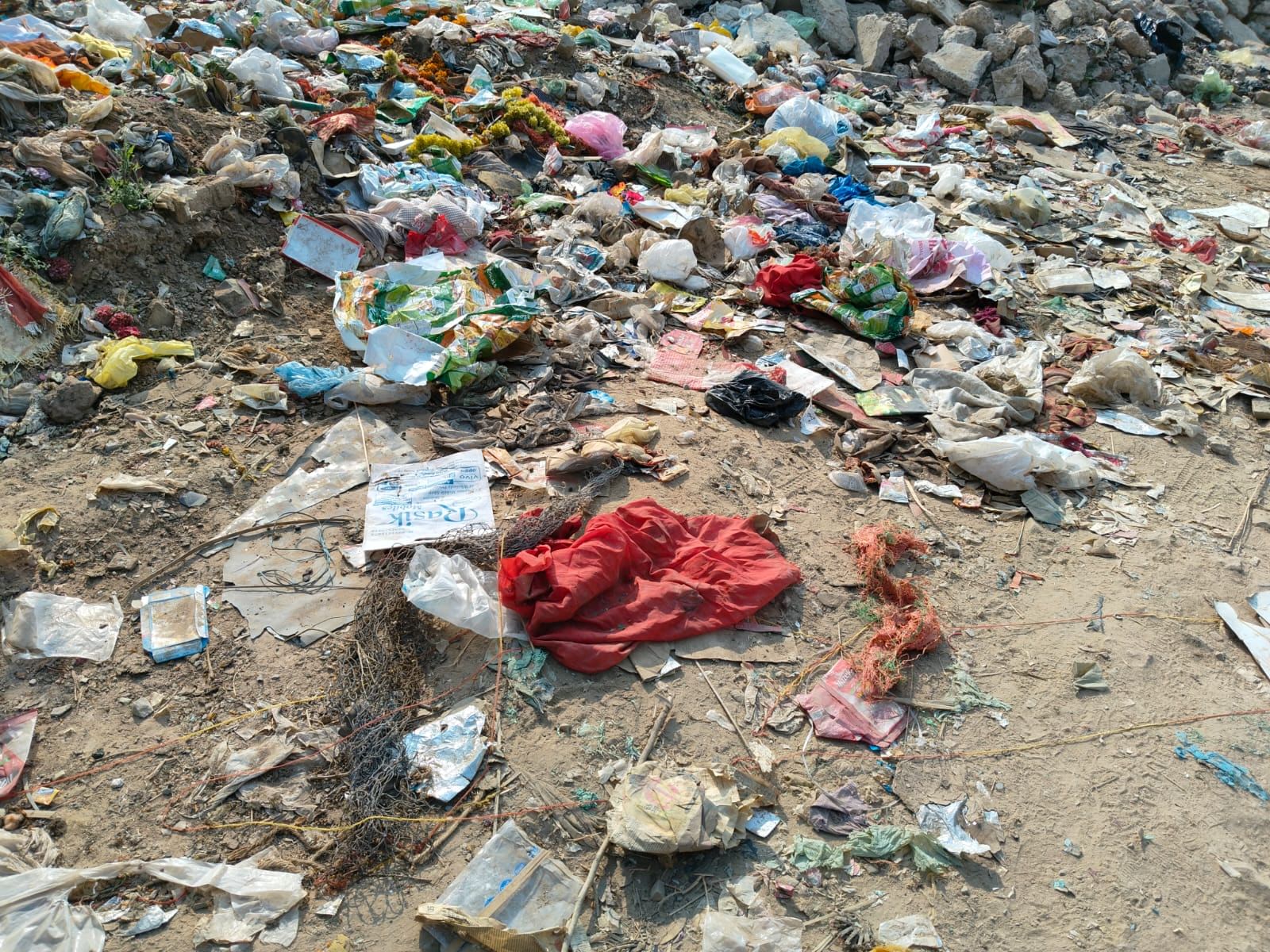 अनाज मंडी मार्ग के पास बिखर रहा कूड़ा। संवाद अनाज मंडी मार्ग के पास बिखर रहा कूड़ा। संवाद