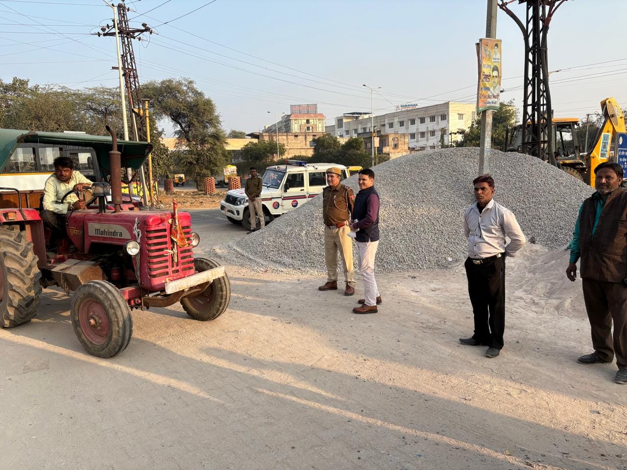 भिवाड़ी में पानी का किया जा रहा छिड़काव। संवाद भिवाड़ी में पानी का किया जा रहा छिड़काव। संवाद