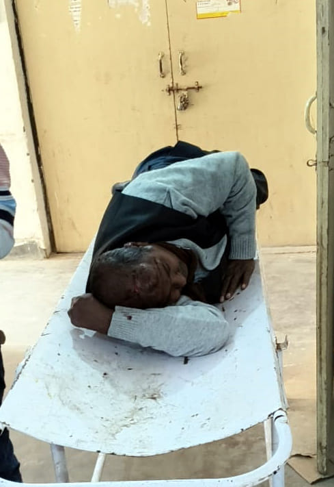 बिल्सी सीएचसी में भर्ती घायल श्यामपाल। संवाद बिल्सी सीएचसी में भर्ती घायल श्यामपाल। संवाद