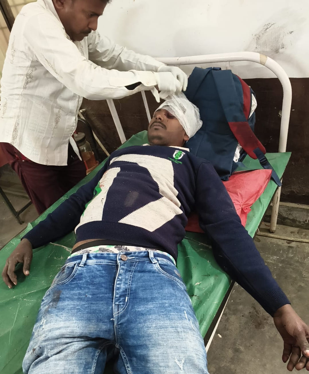 बिल्सी सीएचसी में भर्ती घायल श्यामपाल। संवाद बिल्सी सीएचसी में भर्ती घायल श्यामपाल। संवाद