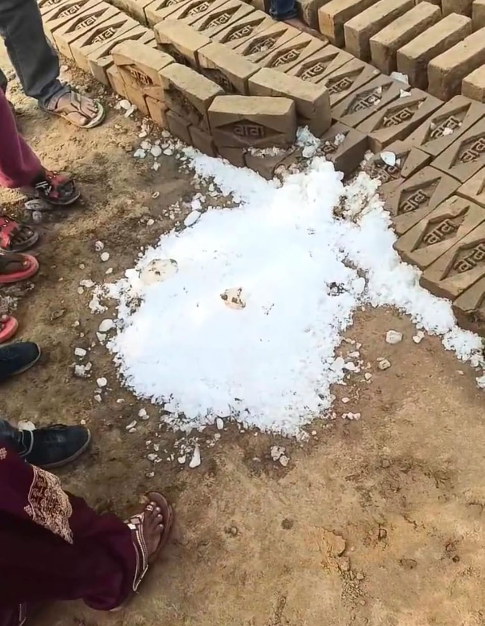 बर्फ की सिल गिरने के बाद मौके पर जांच करती पुलिस। संवाद