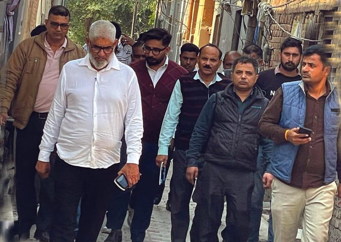 बराड़ा के रिहायशी क्षेत्रों का दौरा करती प्रशासन की संयुक्त टीम। संवाद बराड़ा के रिहायशी क्षेत्रों का दौरा करती प्रशासन की संयुक्त टीम। संवाद