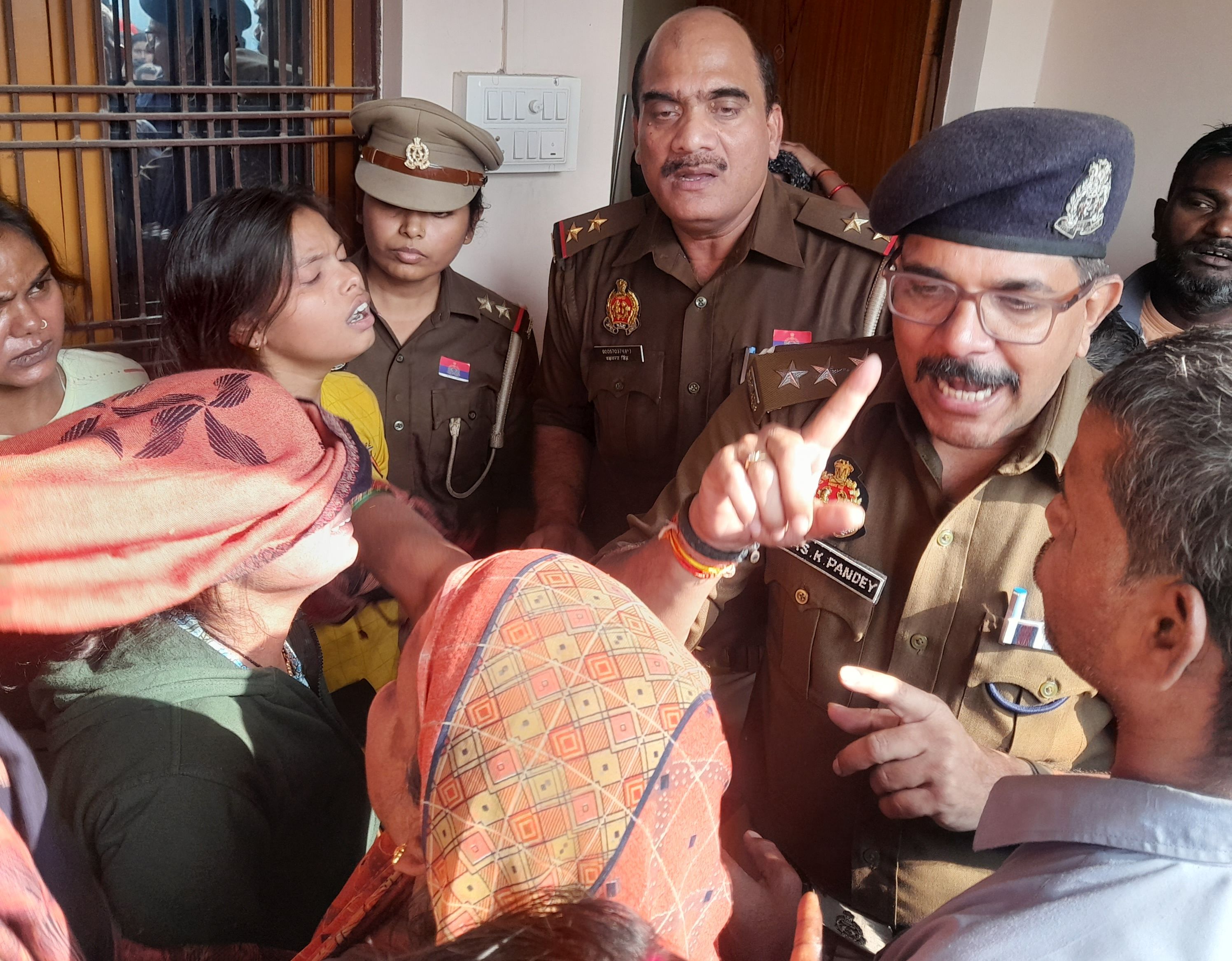 बेटी का शव गोद में लेकर विलाप करती मां। ग्रामीणों काे समझाती पुलिस। 