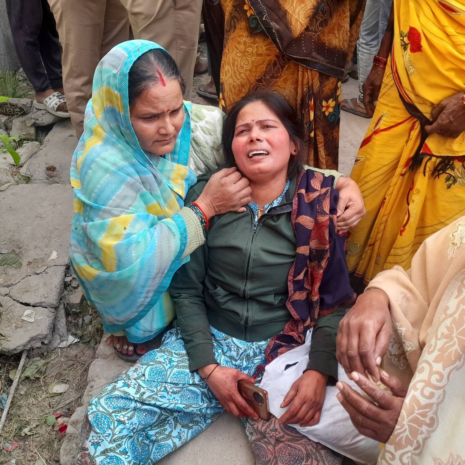 बेटी का शव गोद में लेकर विलाप करती मां। ग्रामीणों काे समझाती पुलिस। 