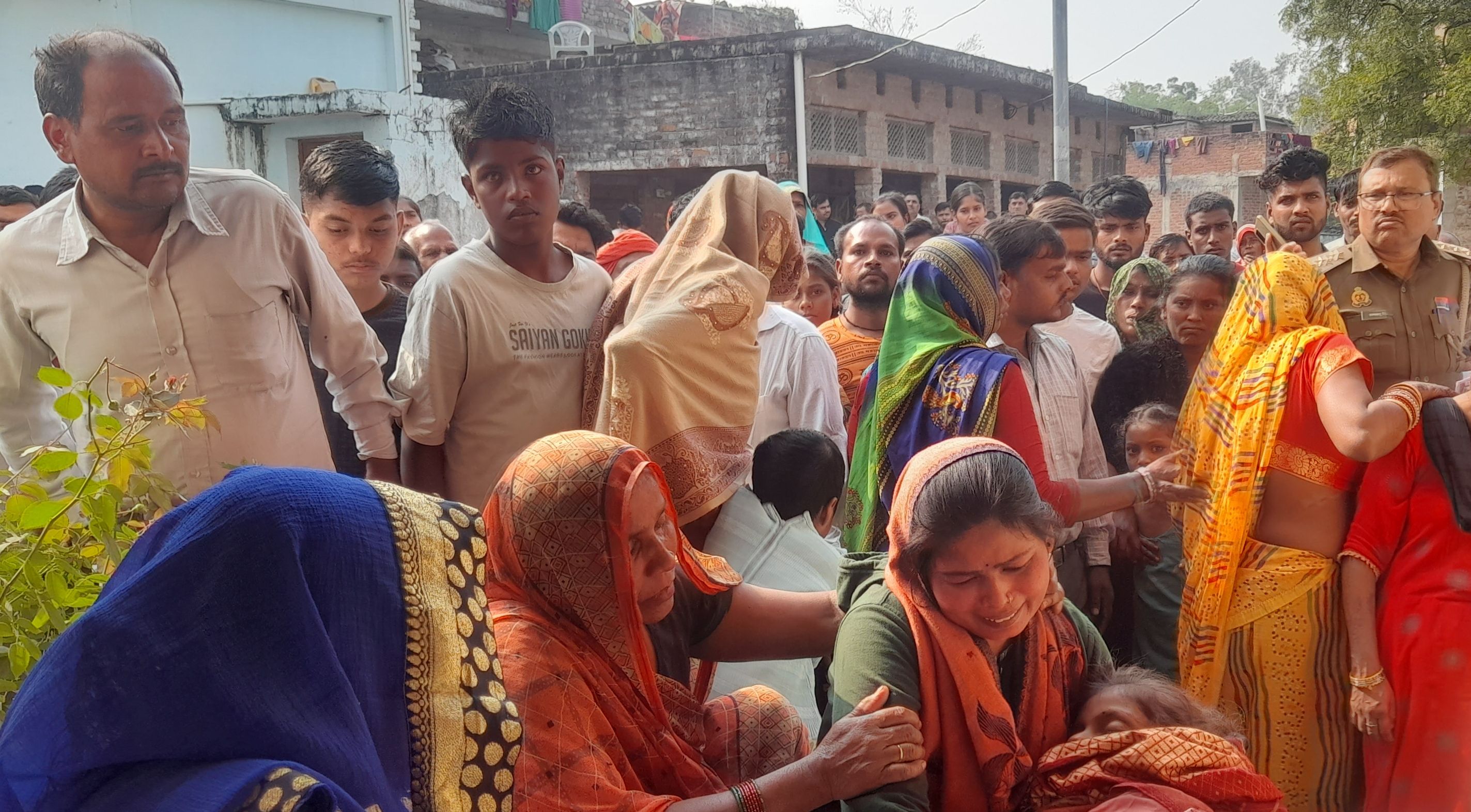 बेटी का शव गोद में लेकर विलाप करती मां। ग्रामीणों काे समझाती पुलिस। 