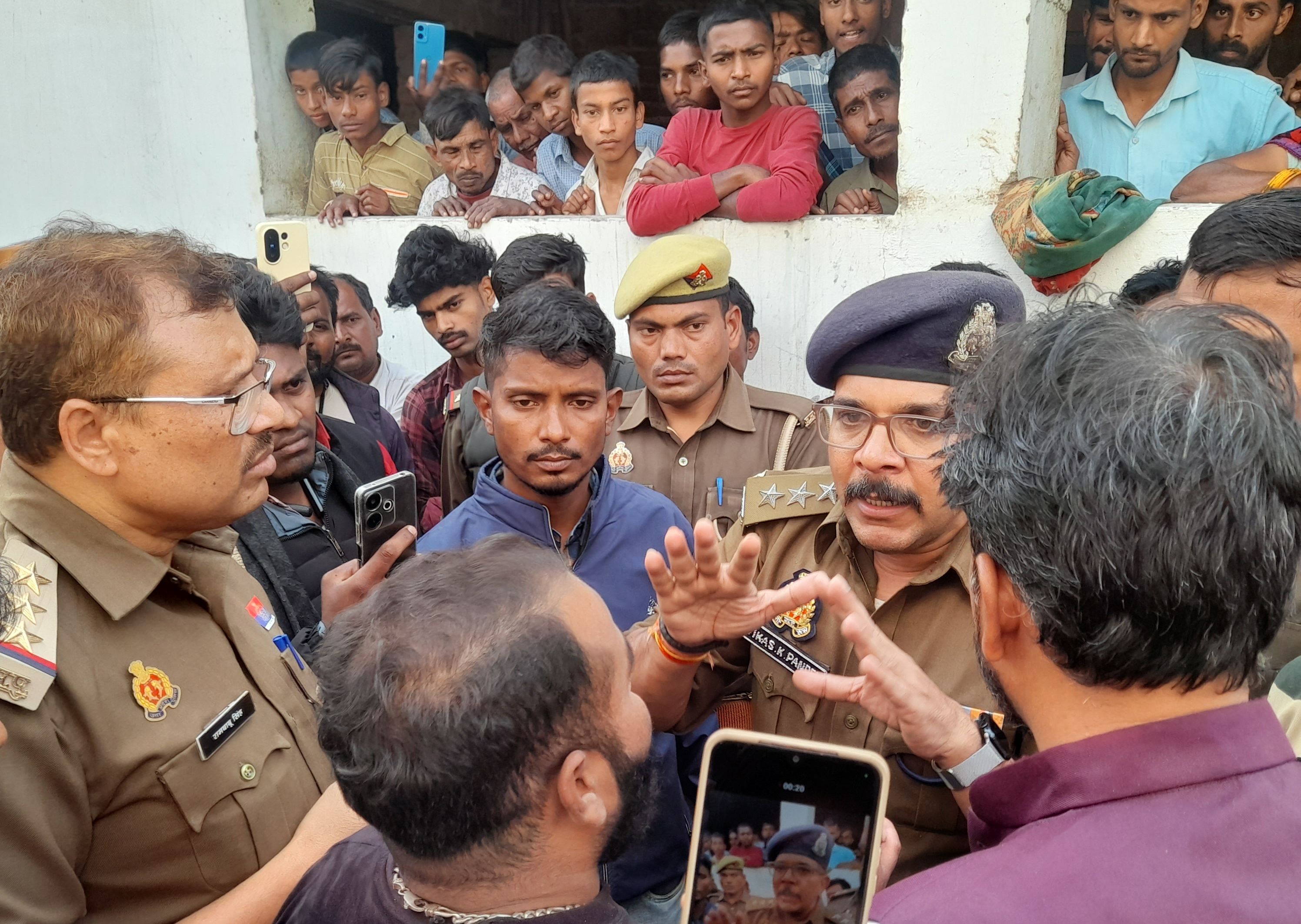 बेटी का शव गोद में लेकर विलाप करती मां। ग्रामीणों काे समझाती पुलिस। 