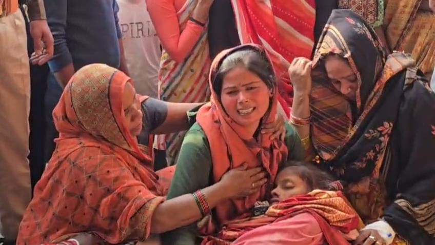 बेटी का शव गोद में लेकर विलाप करती मां। ग्रामीणों काे समझाती पुलिस। 