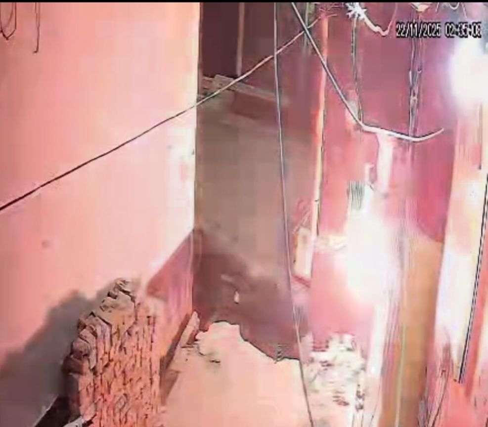 बड़ौत में गांधी रोड पर रखा ट्रांसफार्मर, जिसके पास जाने से युवक को करंट लगा था: संवाद 