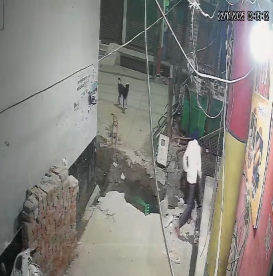 बड़ौत में गांधी रोड पर रखा ट्रांसफार्मर, जिसके पास जाने से युवक को करंट लगा था: संवाद 