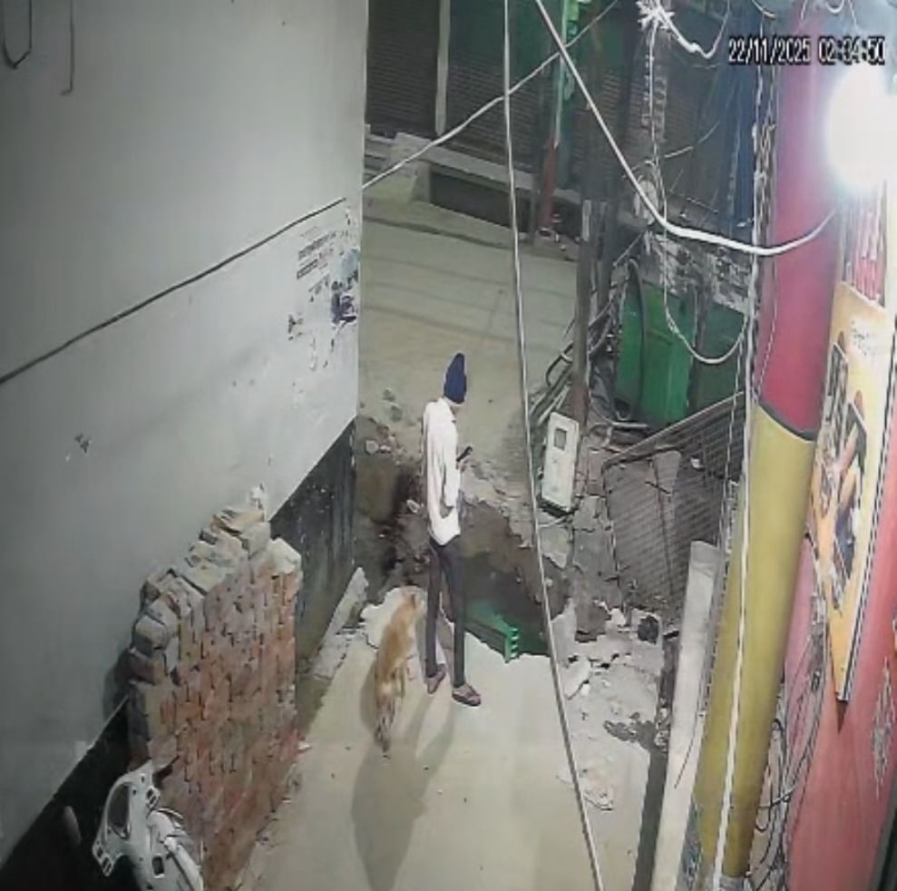 बड़ौत में गांधी रोड पर रखा ट्रांसफार्मर, जिसके पास जाने से युवक को करंट लगा था: संवाद 