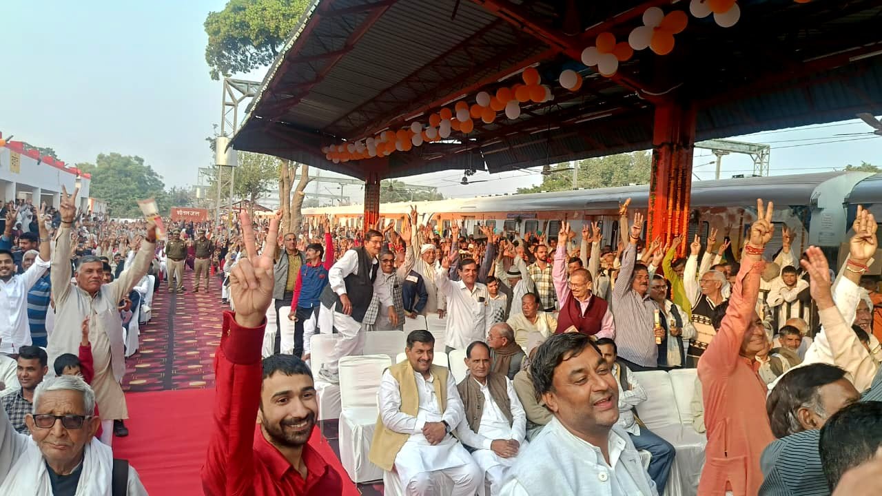 बड़ौत रेलवे स्टेशन पर मंच से रालोद व भाजपा सांसदों और विधायकों के हाथ मिलवाते रेल मंत्री अश्वि बड़ौत रेलवे स्टेशन पर मंच से रालोद व भाजपा सांसदों और विधायकों के हाथ मिलवाते रेल मंत्री अश्वि