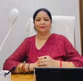 चांदपुर के एक अस्पताल में मुजफ्फरनगर के सीएमओ सुनील तेवतिया से वार्ता करती महिला आयोग की सदस्य 