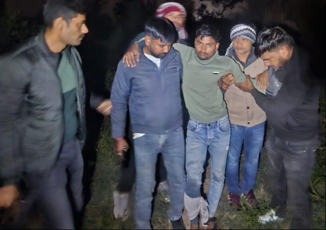 छपिया के टैरवा बाजार के पास पुलिस मुठभेड़ में घायल बदमाश किस्मत अली। स्रोत: पुलिस मीडिया सेल 