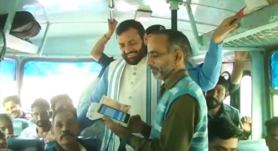 डेराबस्सी से अंबाला तक  रोडवेज की बस में सफर के दौरान यात्रियों से बात करते मुख्यमंत्री नायब सि