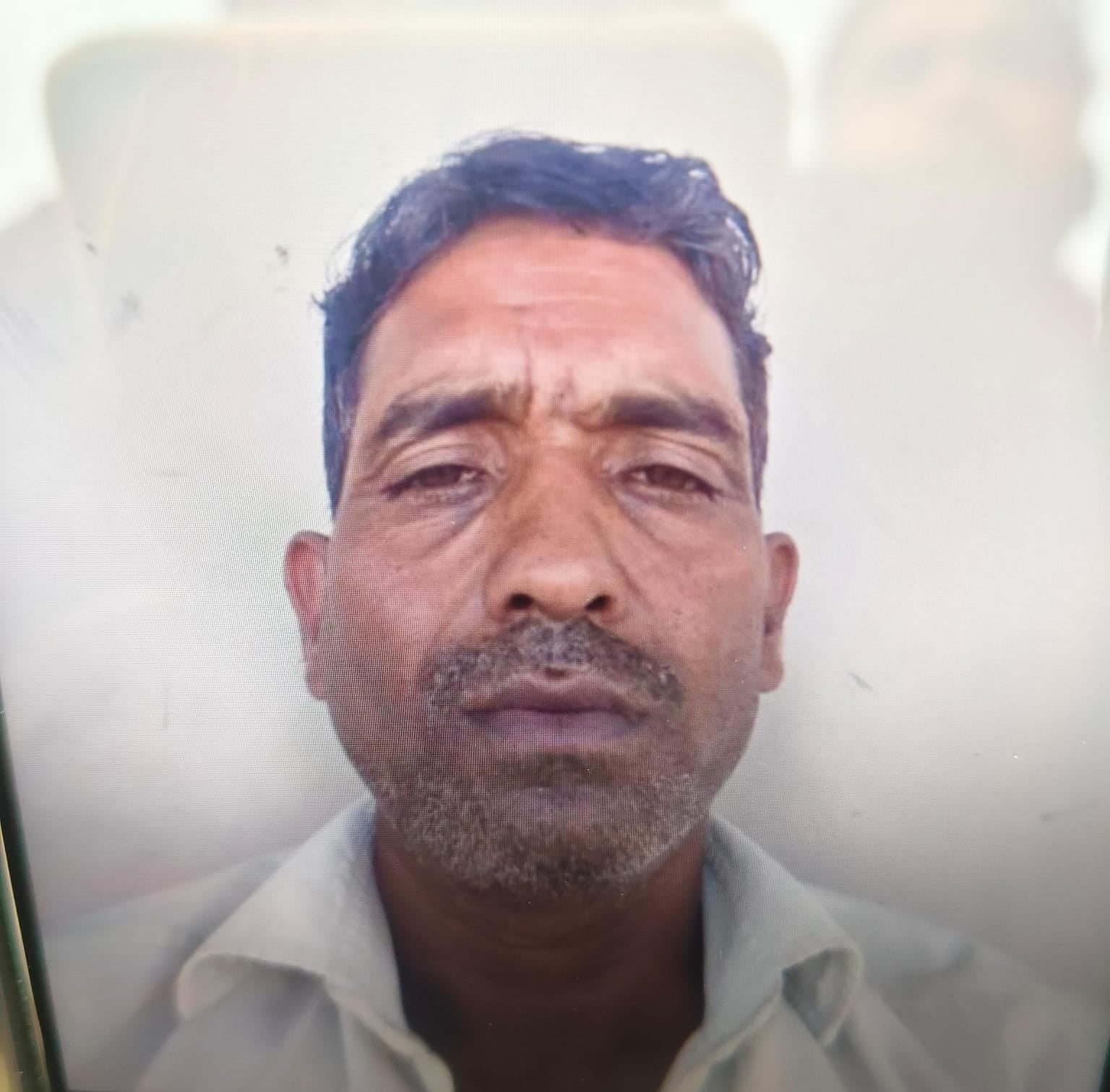 फोटो-19 चपरा मार्ग पर पुलिया के पास घटनास्थल पर मौजूद भीड़ व जांच करती पुलिस। संवाद