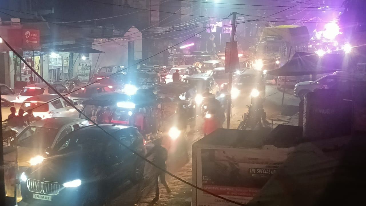 फोटो-23 बढ़पुर में जाम में फंसे वाहन। संवाद