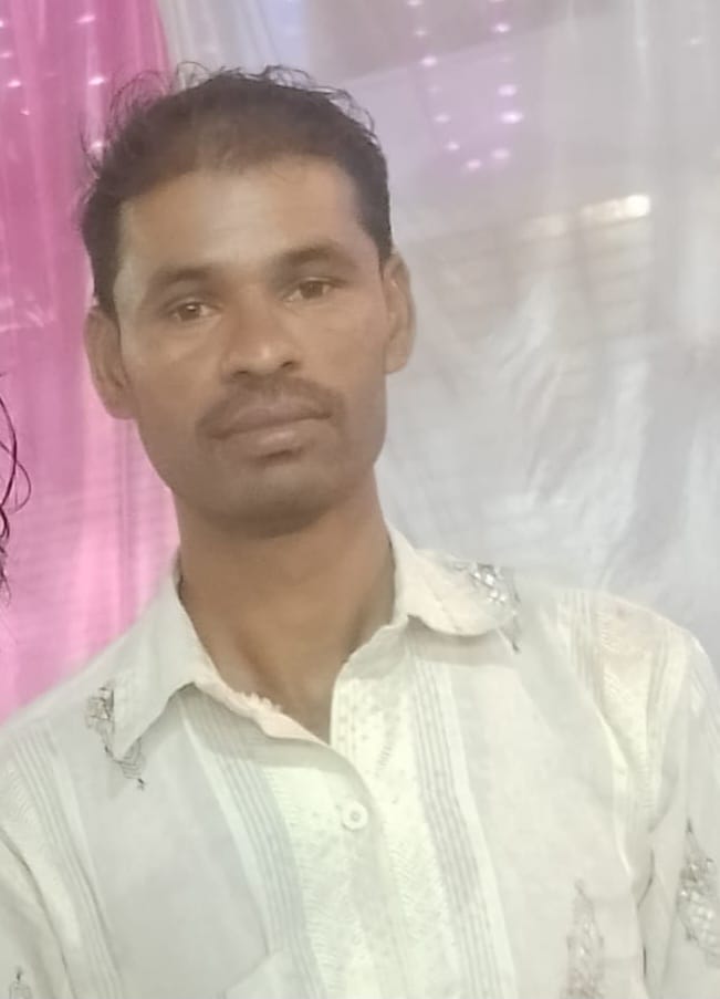 फोटो-25 मार्ग दुर्घटना में युवक की मौत के बाद रोते-बिलखते परिजन। संवाद फोटो-25 मार्ग दुर्घटना में युवक की मौत के बाद रोते-बिलखते परिजन। संवाद