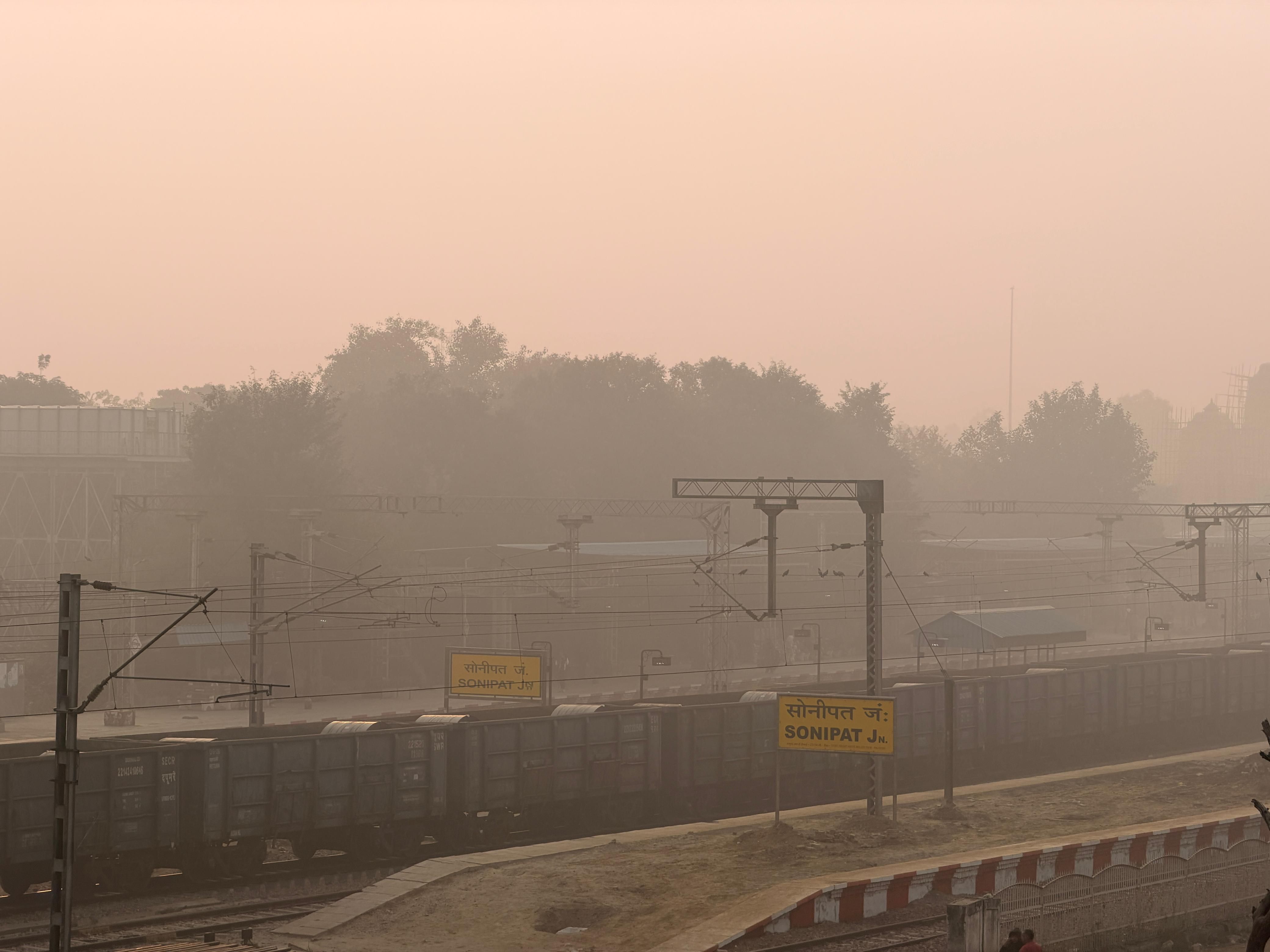 फोटो :33: सोनीपत के राई क्षेत्र में कूड़े में लगाई गई आग। संवाद