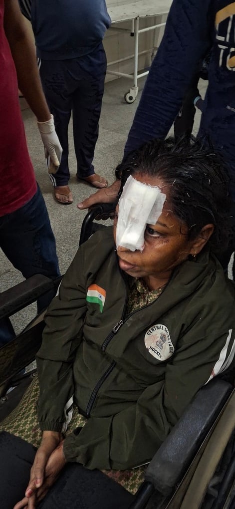 फोटो 65 : बस पलटने से घायल यात्री। संवाद फोटो 65 : बस पलटने से घायल यात्री। संवाद