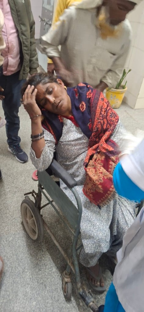 फोटो 65 : बस पलटने से घायल यात्री। संवाद फोटो 65 : बस पलटने से घायल यात्री। संवाद
