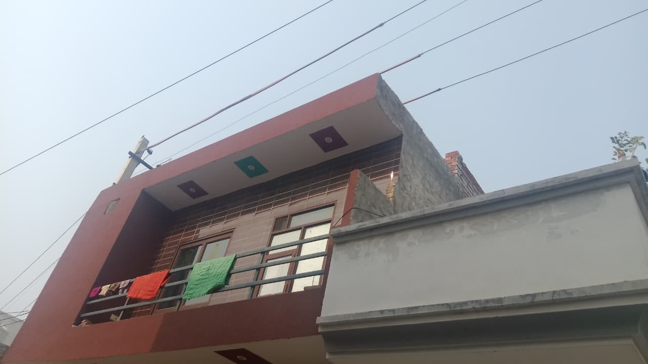 फतेहाबाद की आदर्श कॉलोनी के घर में लगा बिजली खंभा और गुजरती ़़हजार वोल्टेज की लाइन। संवाद फतेहाबाद की आदर्श कॉलोनी के घर में लगा बिजली खंभा और गुजरती ़़हजार वोल्टेज की लाइन। संवाद