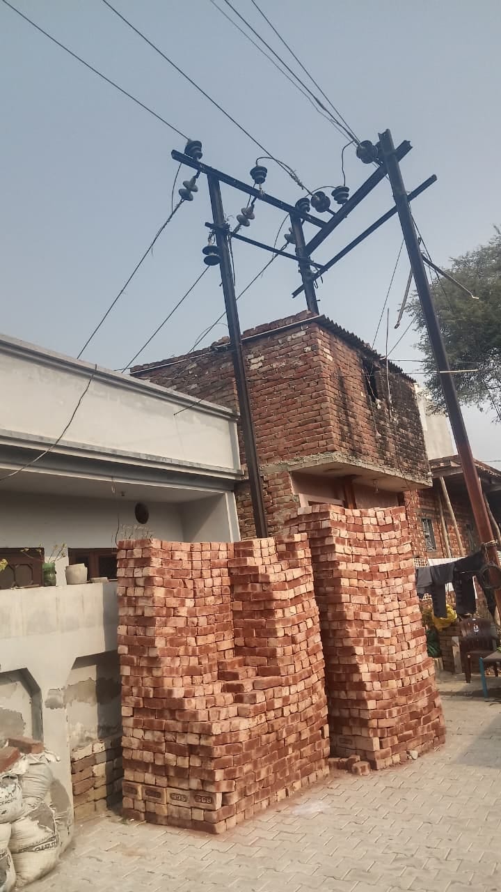 फतेहाबाद की आदर्श कॉलोनी के घर में लगा बिजली खंभा और गुजरती ़़हजार वोल्टेज की लाइन। संवाद फतेहाबाद की आदर्श कॉलोनी के घर में लगा बिजली खंभा और गुजरती ़़हजार वोल्टेज की लाइन। संवाद