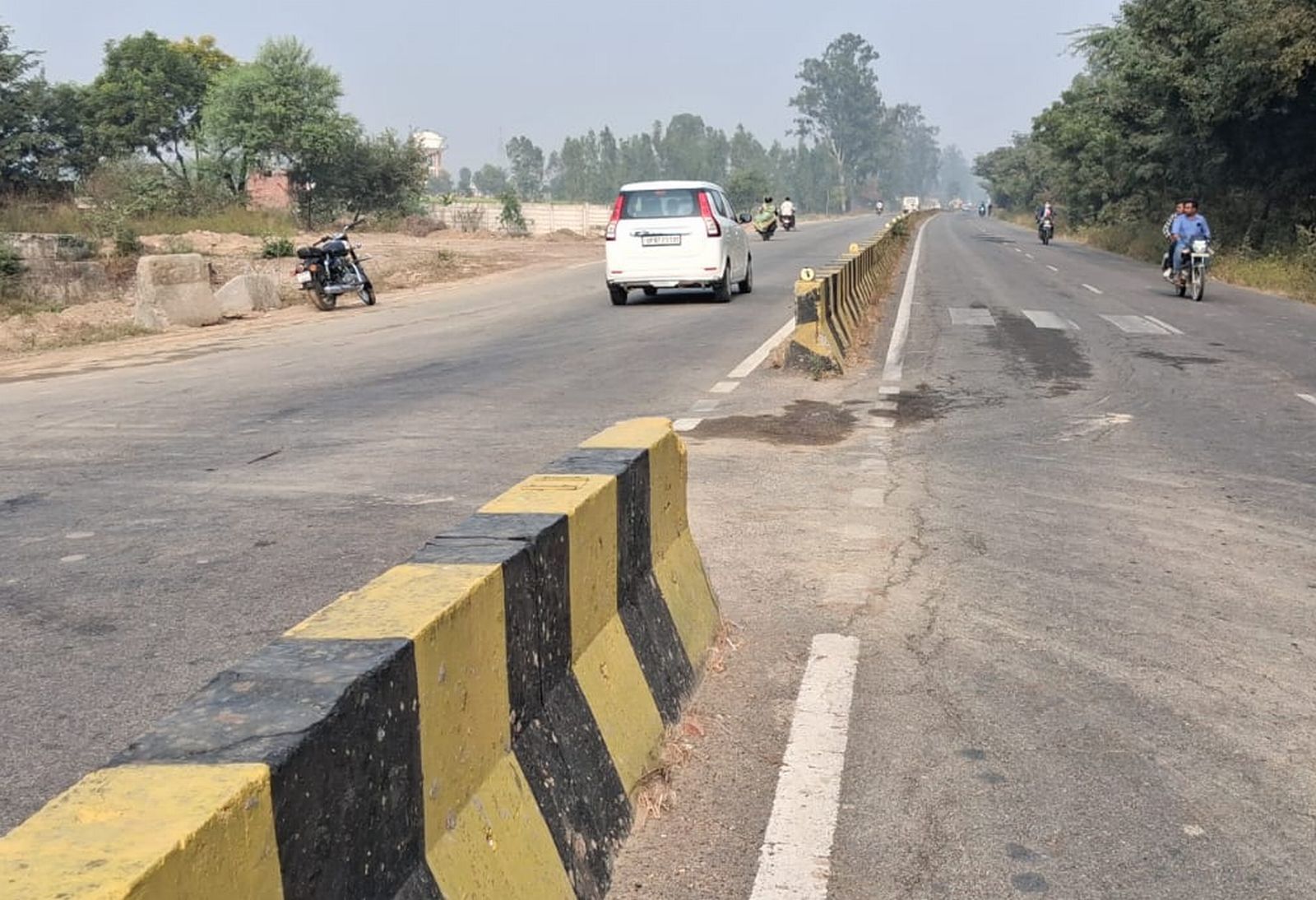 हाईवे पर मुडिया के पास अवैध कट। संवाद