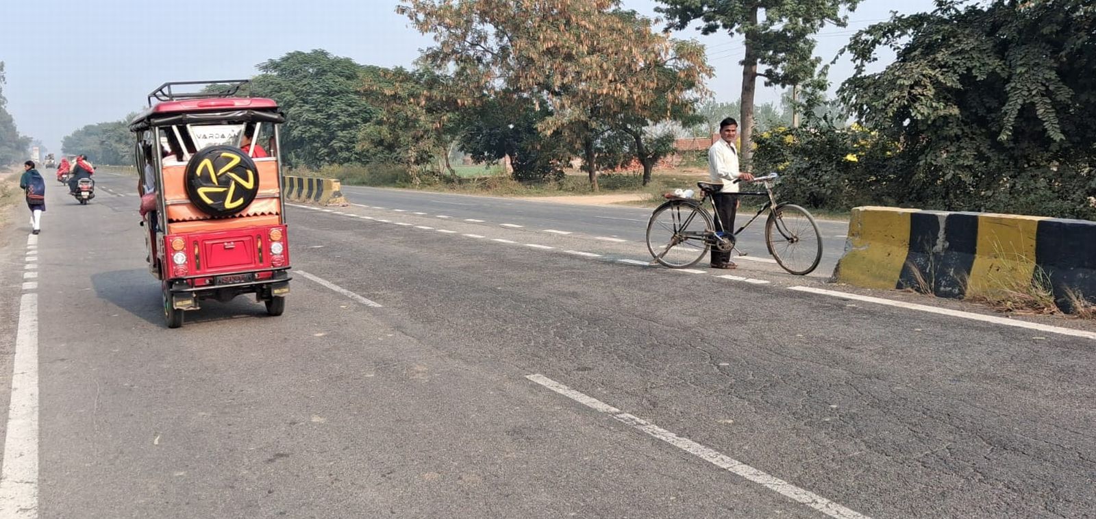 हाईवे पर मुडिया के पास अवैध कट। संवाद