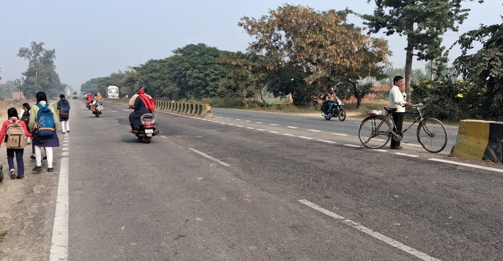 हाईवे पर मुडिया के पास अवैध कट। संवाद