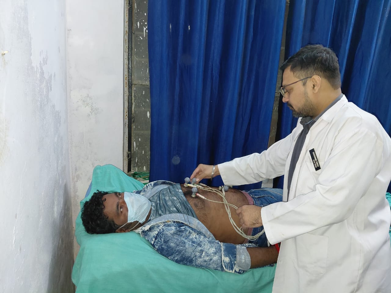 हृदय रोगियो को परामर्श देते कार्डियोलॉजी चिकित्सक। संवाद