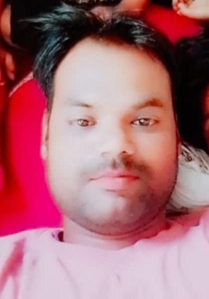 जलालाबाद में सीएचसी पर हादसे की जानकारी देते परिजन। संवाद जलालाबाद में सीएचसी पर हादसे की जानकारी देते परिजन। संवाद