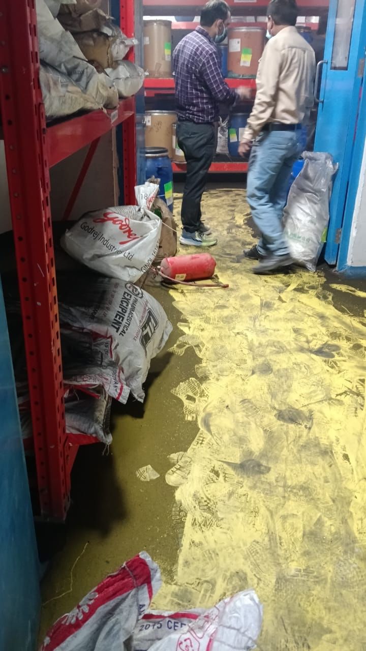 कालाअंब के उद्योग में आग लगने के बाद काबू पाते अग्निशमन विभाग के कर्मी। स्रोत विभाग