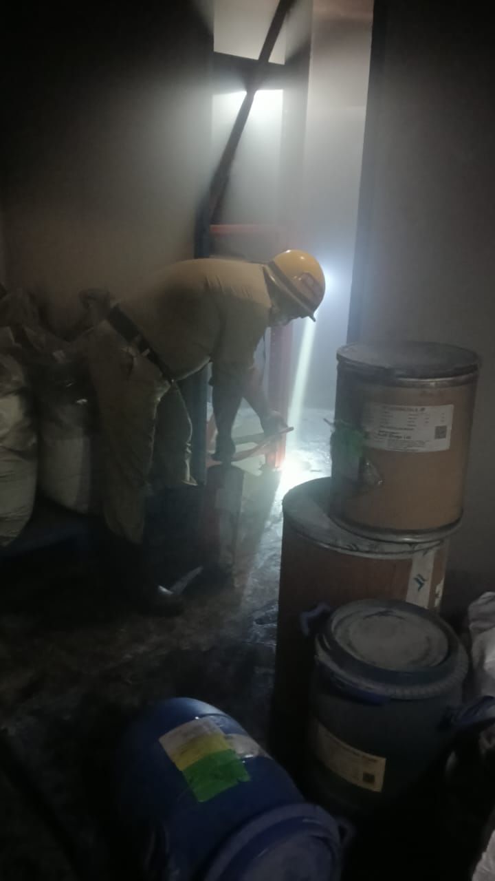 कालाअंब के उद्योग में आग लगने के बाद काबू पाते अग्निशमन विभाग के कर्मी। स्रोत विभाग