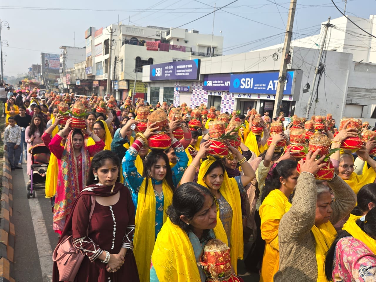 कुरुक्षेत्र। कलश यात्रा में हिस्सा लेती महिला श्रद्धालु। विज्ञप्ति कुरुक्षेत्र। कलश यात्रा में हिस्सा लेती महिला श्रद्धालु। विज्ञप्ति