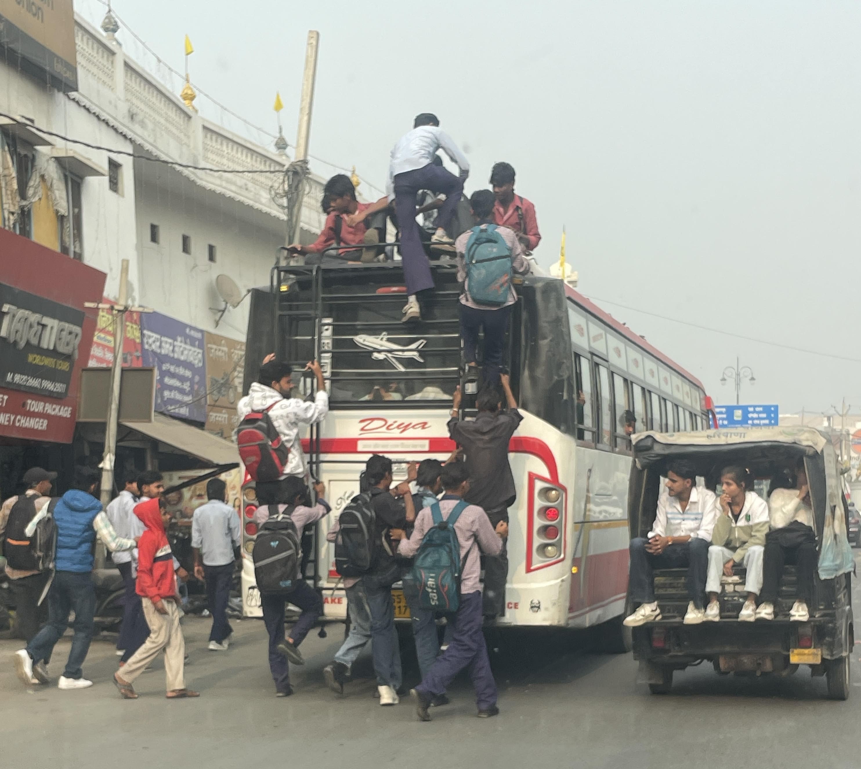 कुरुक्षेत्र। प्राईवेट बस की छत पर चढ़कर सफर करते युवा। संवाद