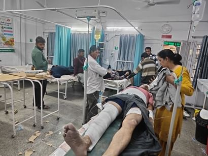 लाडवा। मौके पर खड़ी क्षतिग्रस्त कार व स्कूटी। संवाद