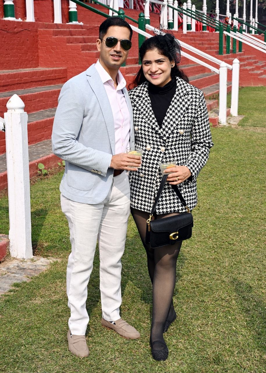 लखनऊ रेसकोर्स में आईपीएल कप घुड़दौड़ में भाग लेते प्रतिभागी। इसका आनंद उठाने के लिए बड़ी संख्या