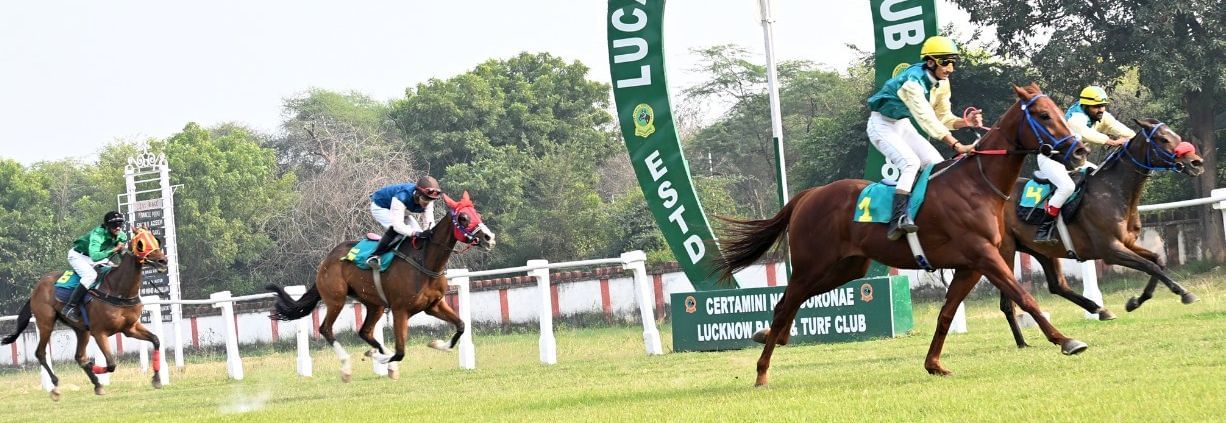 लखनऊ रेसकोर्स में आईपीएल कप घुड़दौड़ में भाग लेते प्रतिभागी। इसका आनंद उठाने के लिए बड़ी संख्या