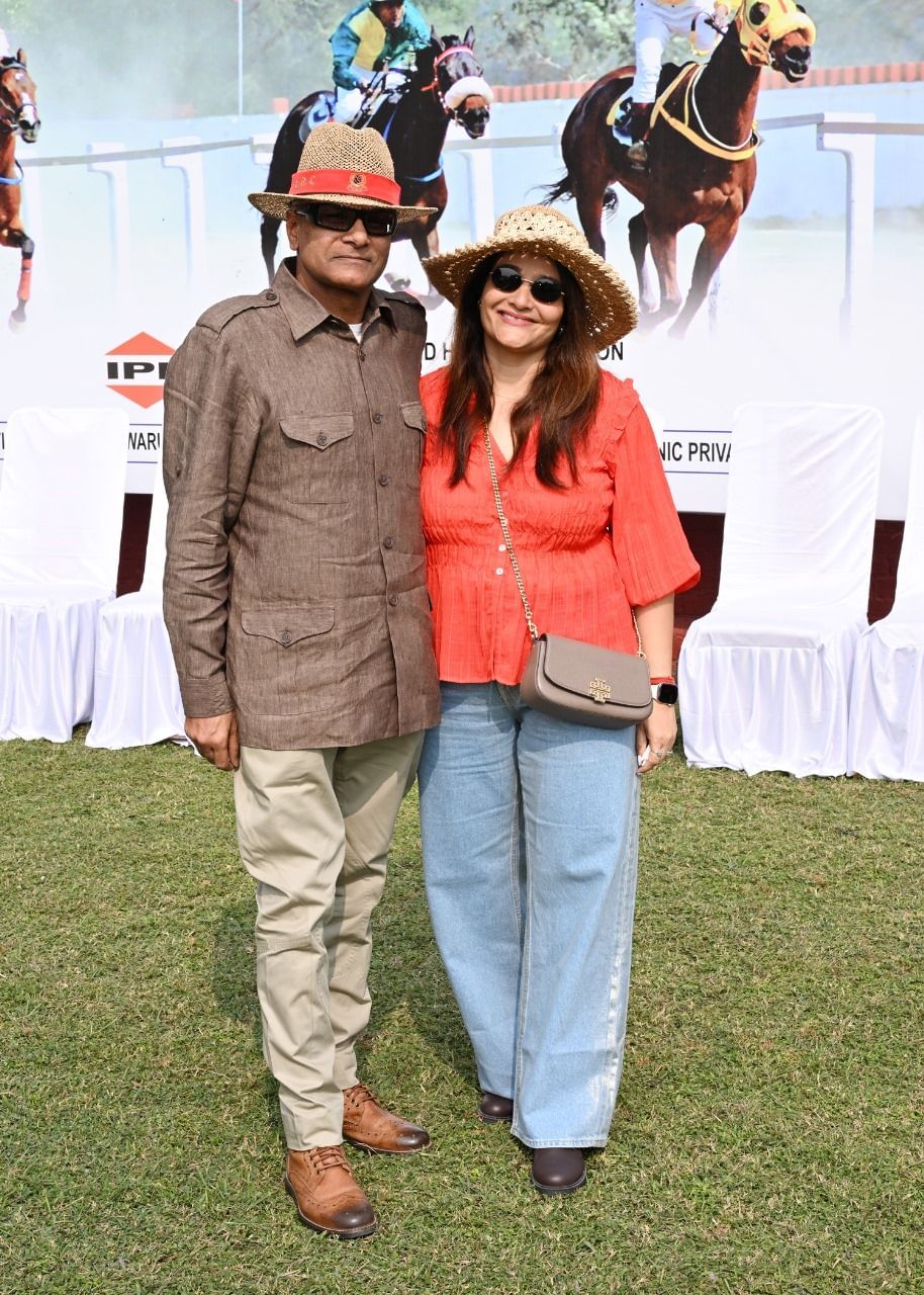 लखनऊ रेसकोर्स में आईपीएल कप घुड़दौड़ में भाग लेते प्रतिभागी। इसका आनंद उठाने के लिए बड़ी संख्या