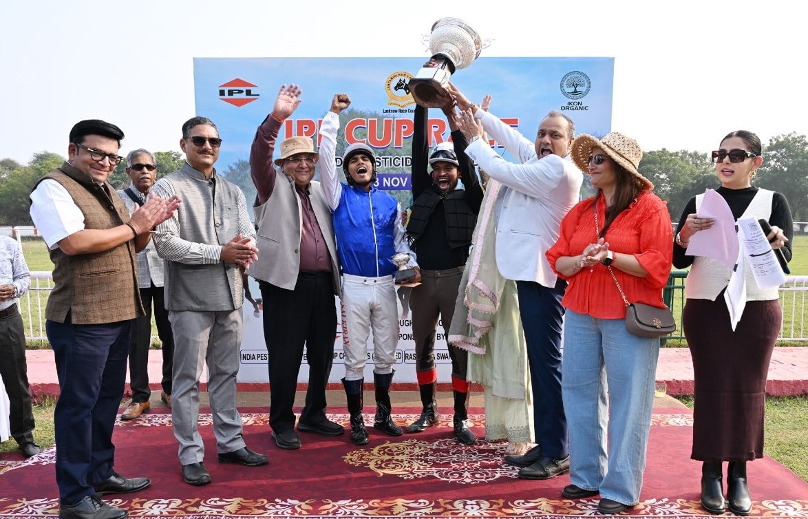 लखनऊ रेसकोर्स में आईपीएल कप घुड़दौड़ में भाग लेते प्रतिभागी। इसका आनंद उठाने के लिए बड़ी संख्या