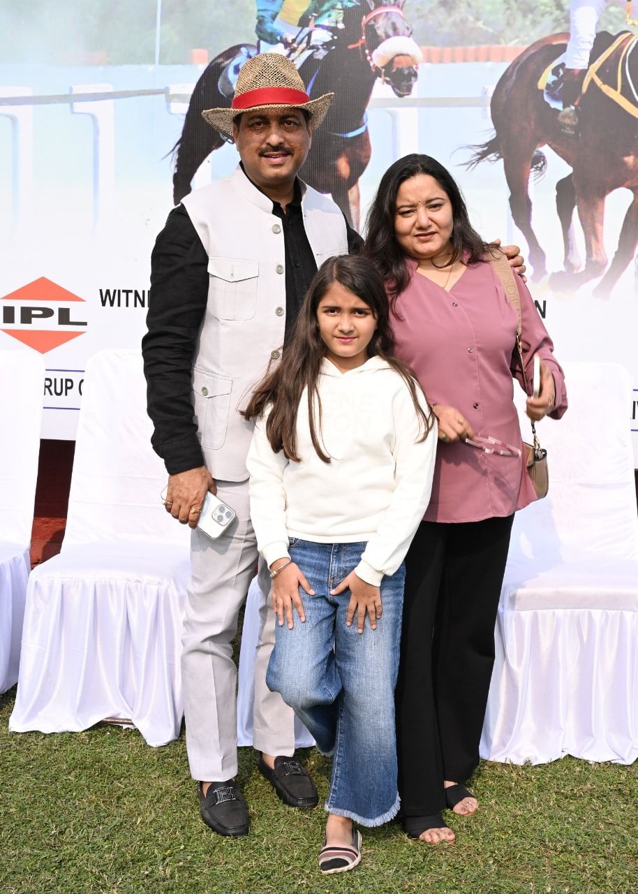 लखनऊ रेसकोर्स में आईपीएल कप घुड़दौड़ में भाग लेते प्रतिभागी। इसका आनंद उठाने के लिए बड़ी संख्या