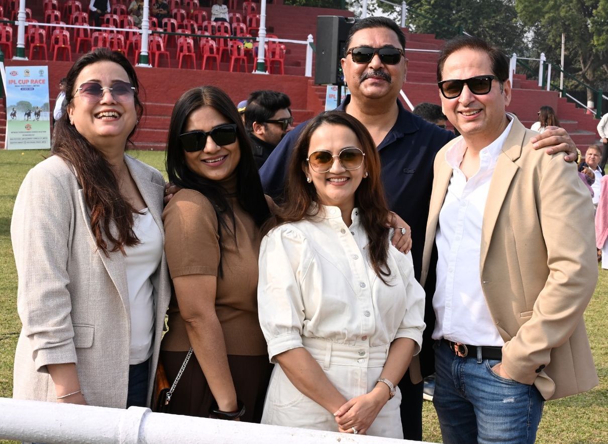 लखनऊ रेसकोर्स में आईपीएल कप घुड़दौड़ में भाग लेते प्रतिभागी। इसका आनंद उठाने के लिए बड़ी संख्या