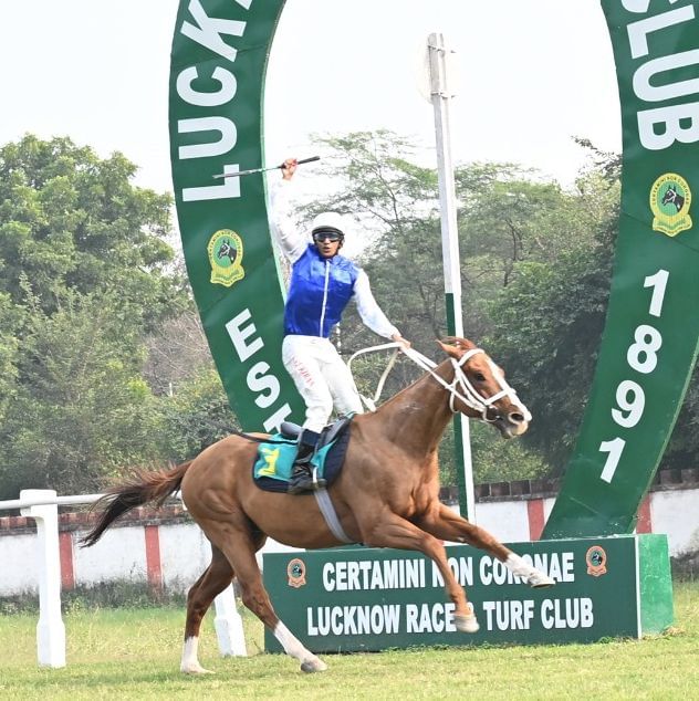 लखनऊ रेसकोर्स में आईपीएल कप घुड़दौड़ में भाग लेते प्रतिभागी। इसका आनंद उठाने के लिए बड़ी संख्या