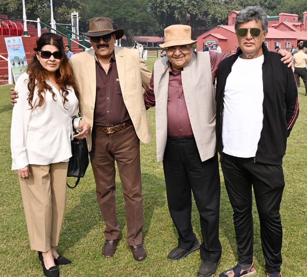 लखनऊ रेसकोर्स में आईपीएल कप घुड़दौड़ में भाग लेते प्रतिभागी। इसका आनंद उठाने के लिए बड़ी संख्या