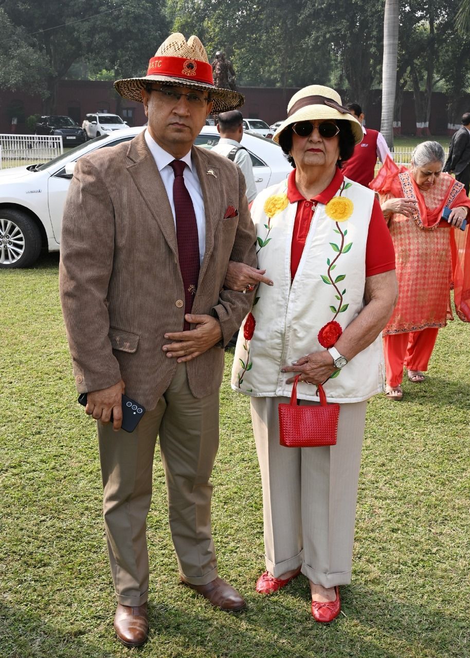 लखनऊ रेसकोर्स में आईपीएल कप घुड़दौड़ में भाग लेते प्रतिभागी। इसका आनंद उठाने के लिए बड़ी संख्या